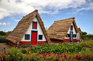 Мадейра. Сантана. Дома с треугольными соломенными крышами.