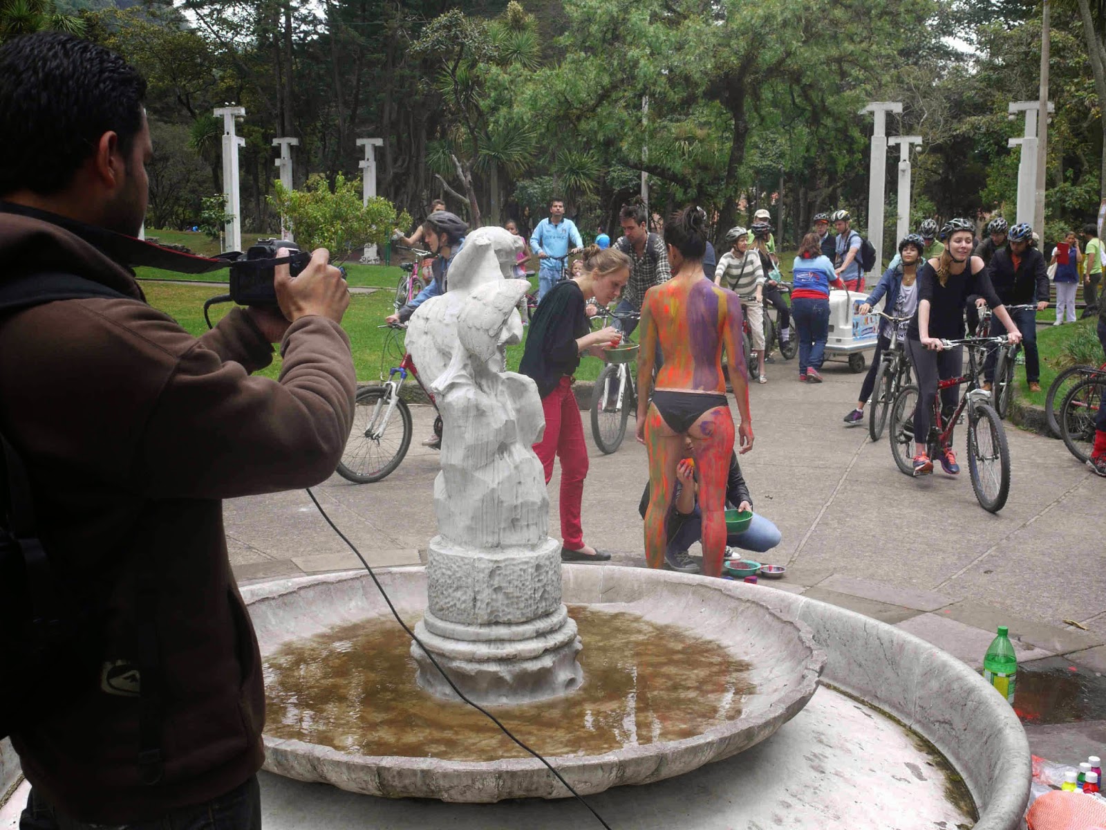 Nude family i in Bogota