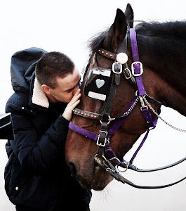 Liam Besa a un Caballo ♥