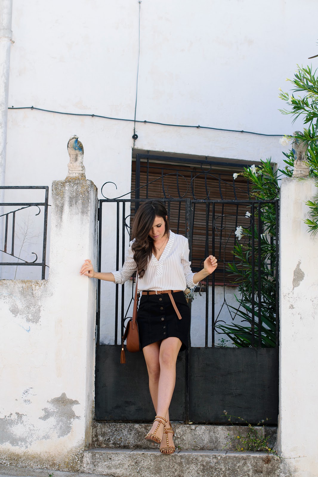Look con falda denim evasé abotonada