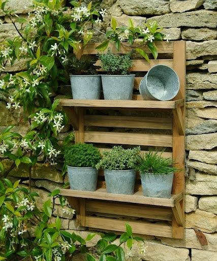 mini jardim reciclado:Jardim vertical feito com paletes, economiza espaço e é SUPER mini jardim reciclado:Jardim vertical feito com paletes, economiza espaço e é SUPER