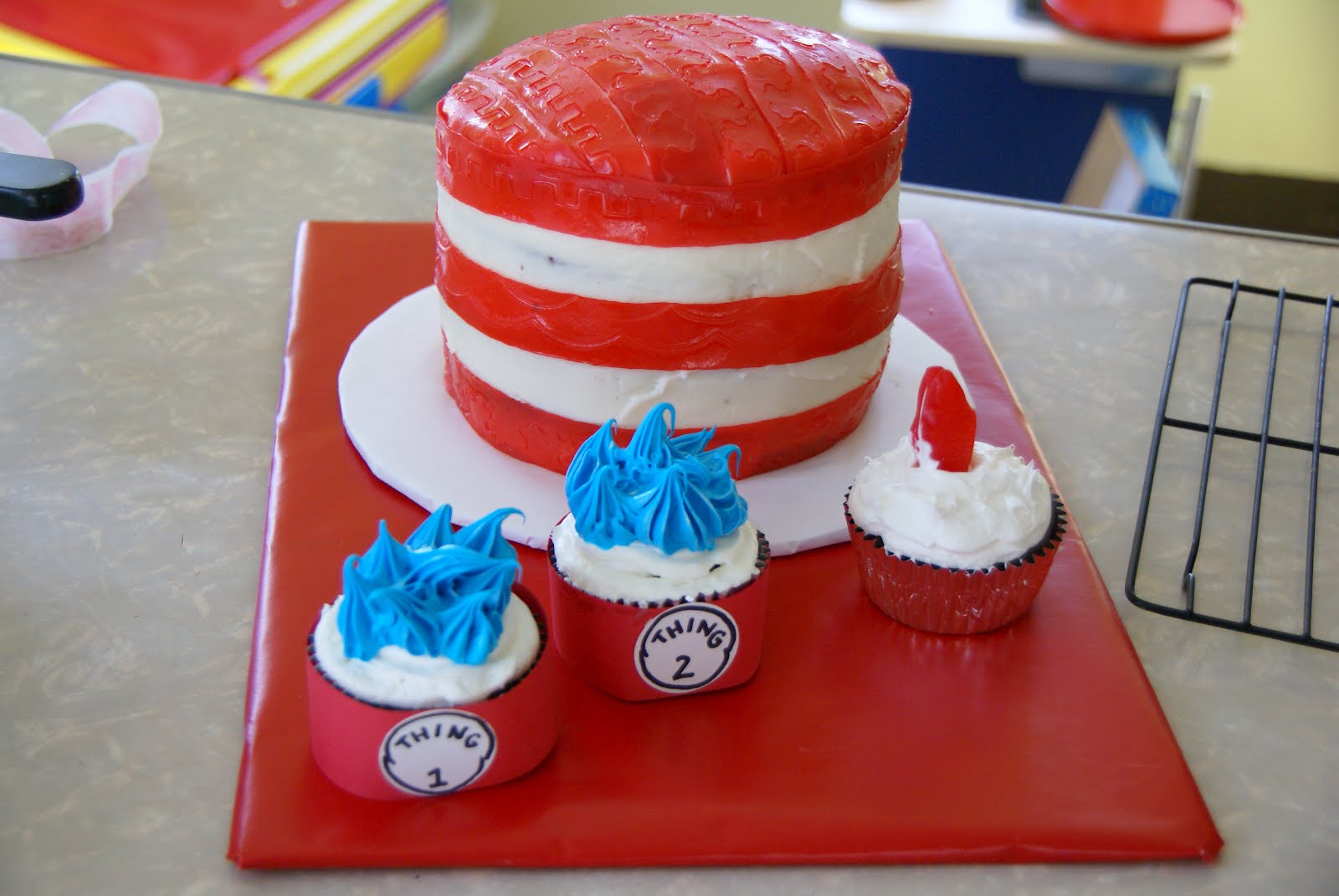 MandiMoo Designs: Cat in the Hat cake!