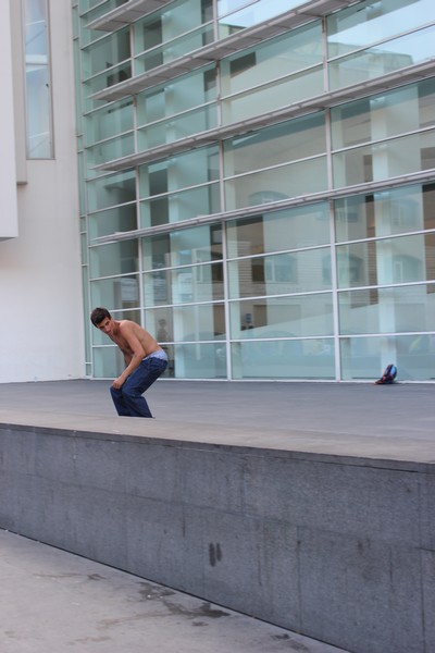 Deskorolkowcy pod MACBA w Barcelonie Barcelona Skaterzy