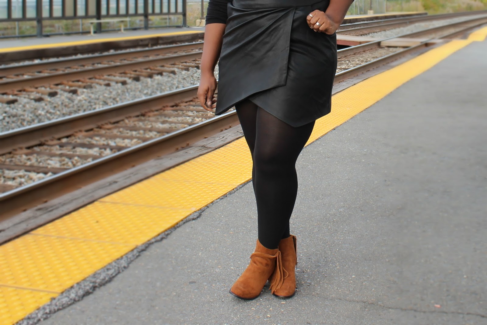 thanksgiving-outfit-plus-size-forever21-leather-wrap-skirt-black-jc-penney-turtle-neck-target-brown-boots