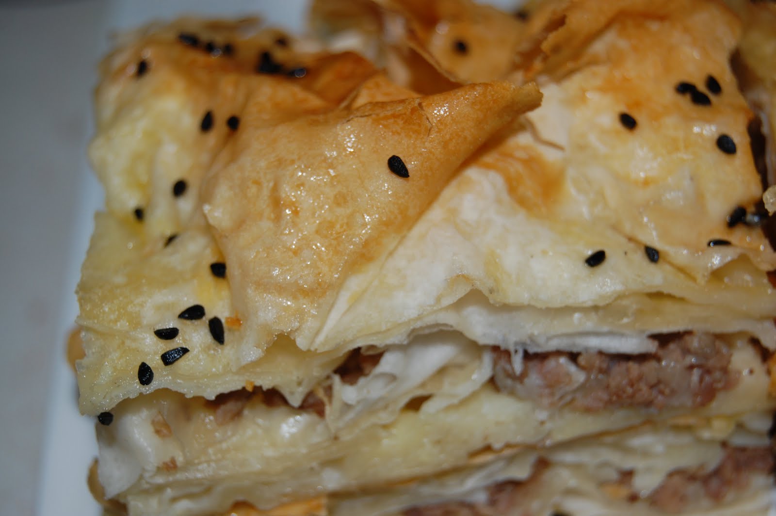 İNCİ İLE DÜNDEN BUGÜNE BAKLAVA YUFKASI VE YUFKA KARIŞIMLI KIYMALI BÖREK