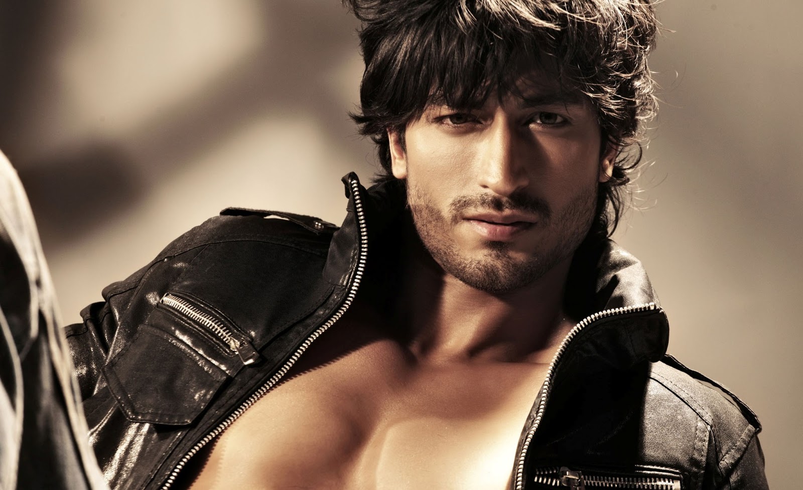 http://2.bp.blogspot.com/-vhdpH7wt_hU/UVnHZd0KH9I/AAAAAAAAF3A/S351Miw2o-0/s1600/vidyut_jamwal_photos_stills_wallpapers-9.jpg