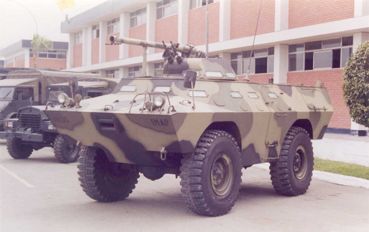 Fuerzas Armadas de Perú Chaimite+V-200+peruano