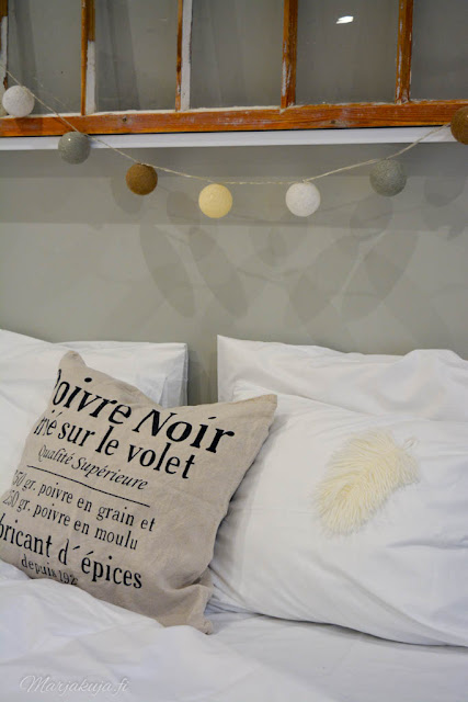 makuuhuoneen syksy sisustus tunnelma petivaatteet valkoiset lakanat skandinaavinen