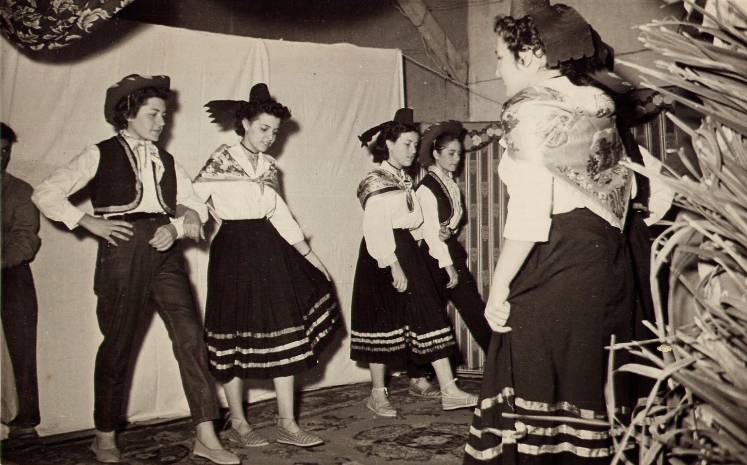 1956 / Fête des écoles . " Danse de l'arlésienne"