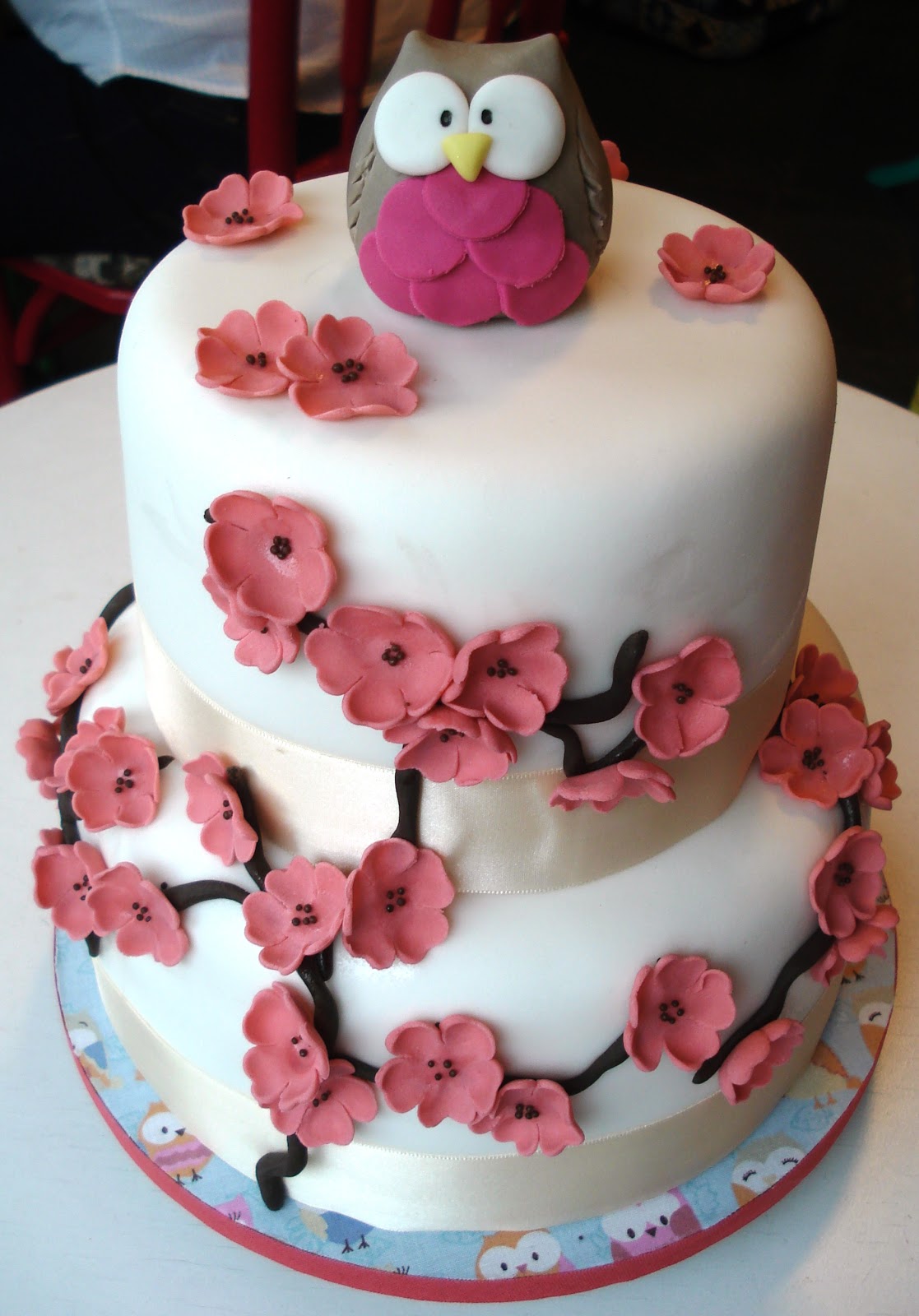 Um bolo roxo com glacê roxo e branco e um arco-íris no topo