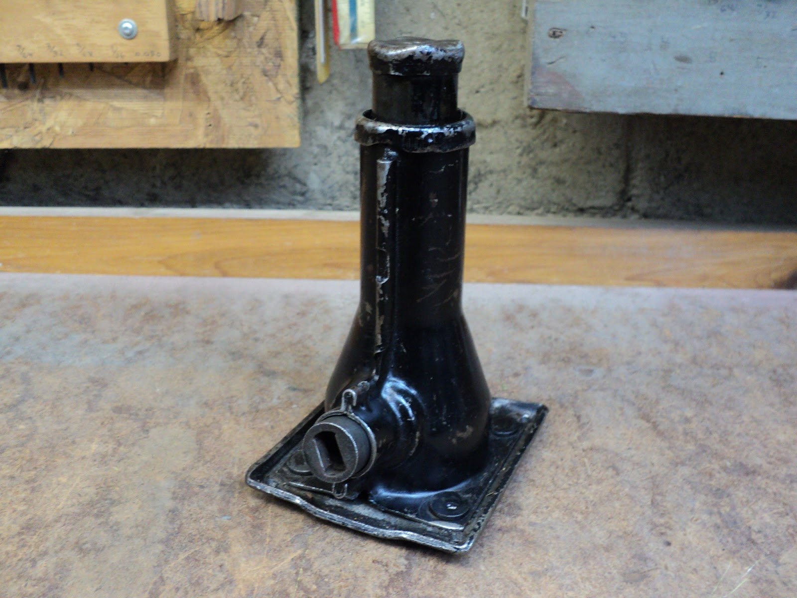 Rouge River A Screw Bottle Jack With An Oversize Base