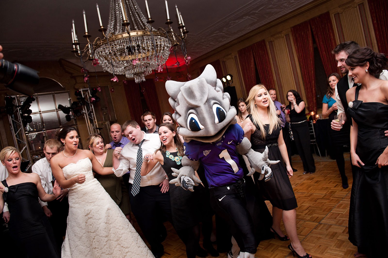 Fly Me To The Moon Trends We Love School Spirit Caryn And Colt Married In A Destination Wedding Oklahoma City As Osu Grads They Had Plenty Of School Pride Their Cowboys