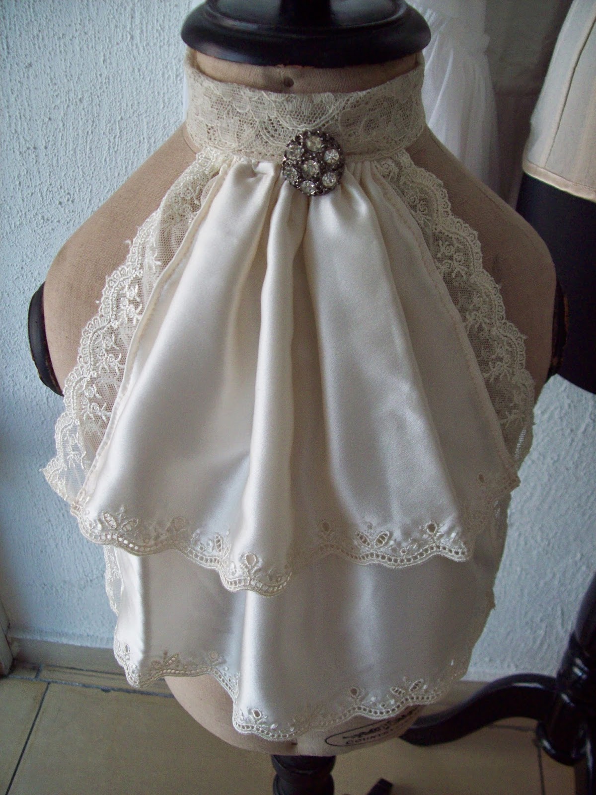 Brocante Weisse Lelie Jabot