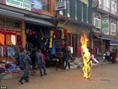 Penunjuk perasaan bakar diri