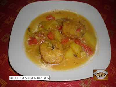 Pescado En Salsa Con Papas Guisadas