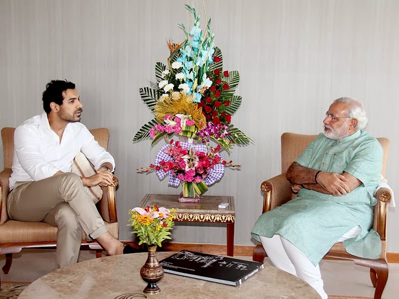 http://2.bp.blogspot.com/-vnwERSrok1c/UjyJatz9HlI/AAAAAAABjPI/eSwfQMiNyIY/s1600/John+Abraham+meets+the+Narendra+Modi+today+at+capital+office.jpg