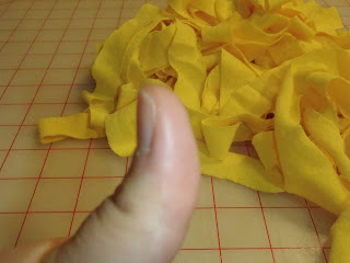 how to roll a ball of yarn with your thumb