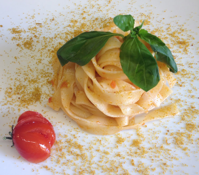 Tagliatelle con pomodorini datterini e bottarga macinata