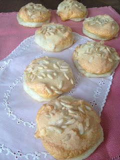 Coca De Crema Y Piñones
