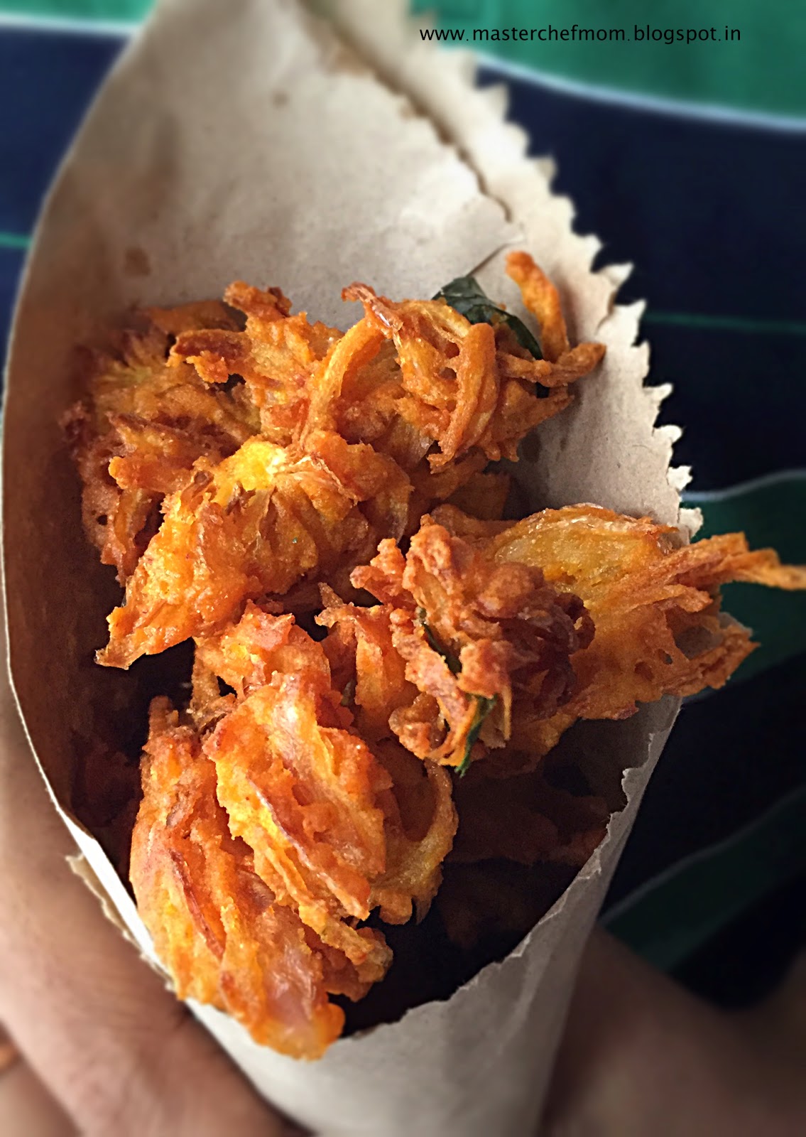 MASTERCHEFMOM: Chennai Street Style Onion Pakoda | How to make Chennai ...