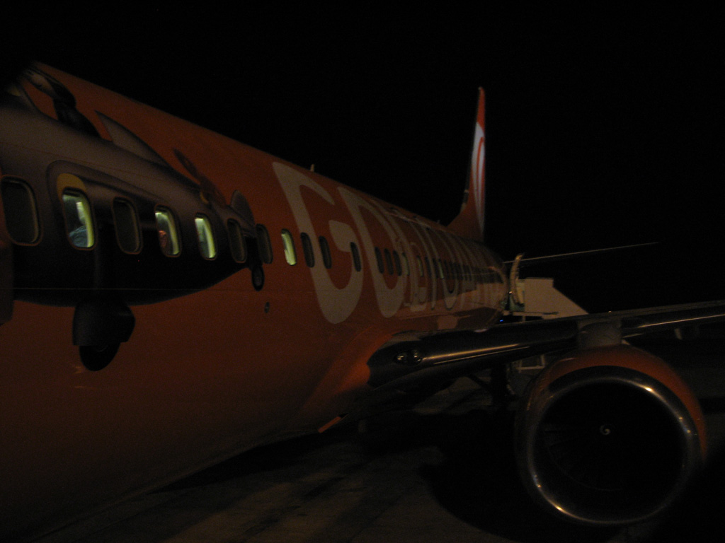 Entrando no avião da GOL em Viracopos 737-800 PR GGH 