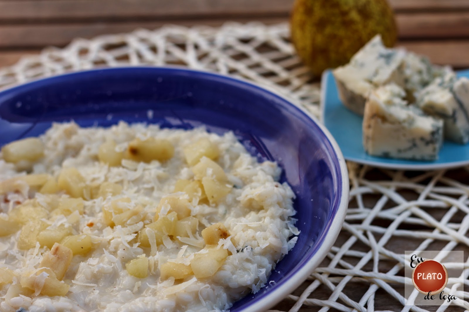 En plato de loza Risotto de y peras (y su versión sin queso