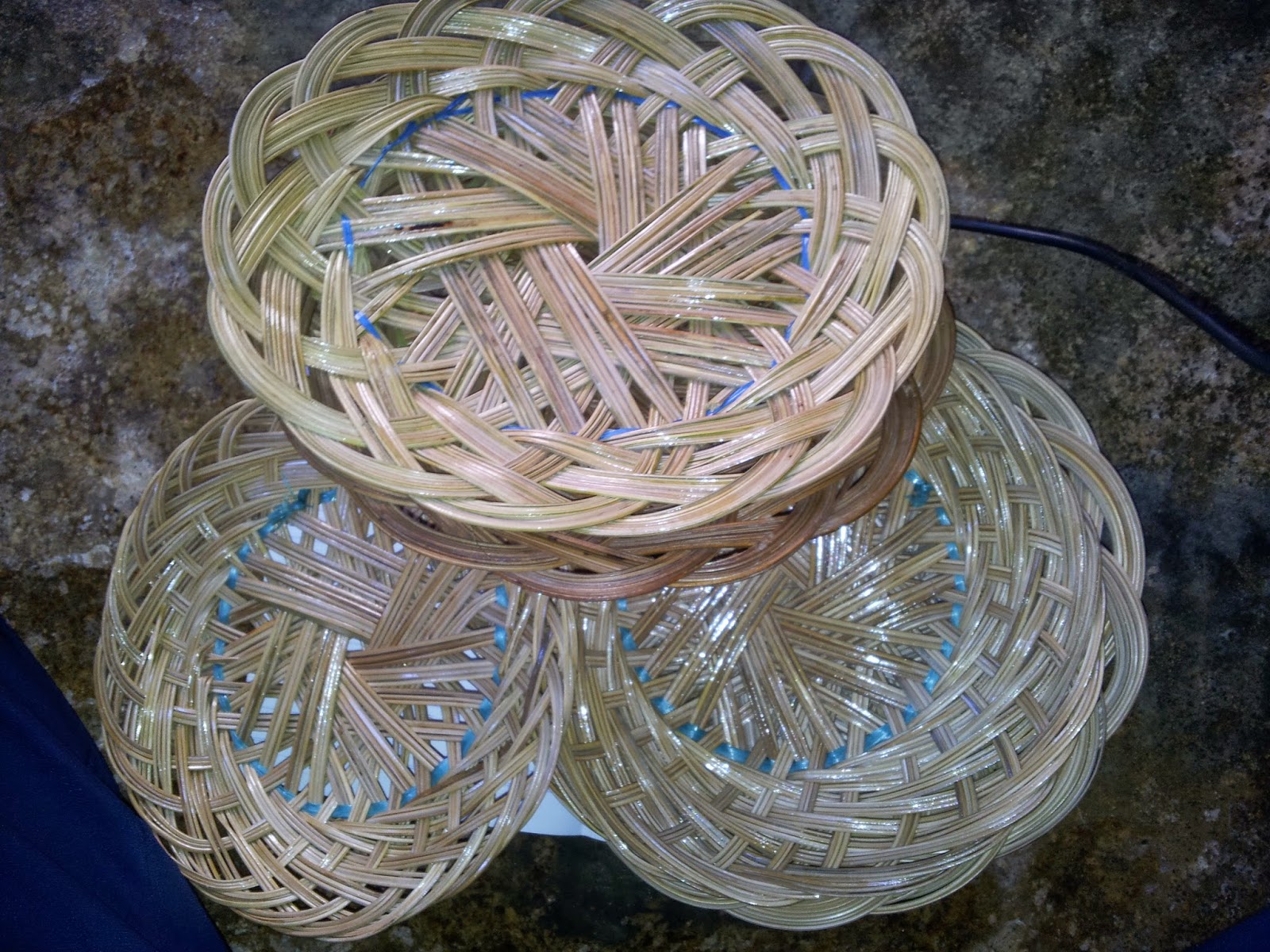 cara membuat piring ingke dari lidi kelapa CARA MEMBUAT