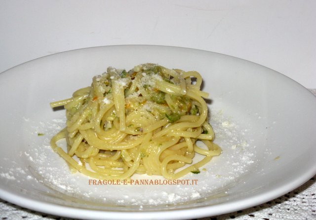 spaghetti alla carbonara con zucchine e fiori