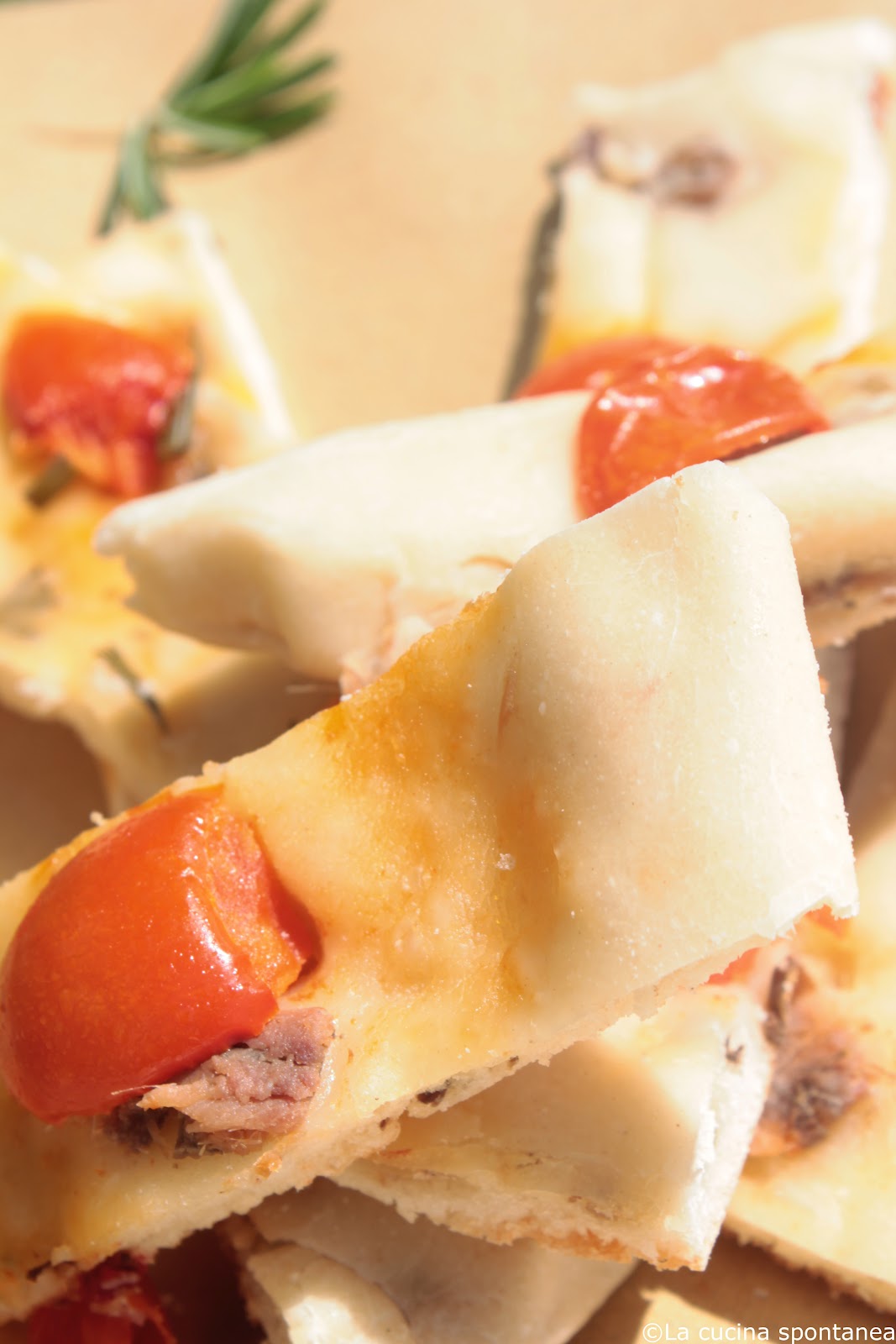 Pizza con uva passa e acciughe La cucina spontanea ricette, fotografie e parole