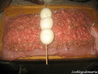 Lomo de cerdo relleno con guarnición de guisantes