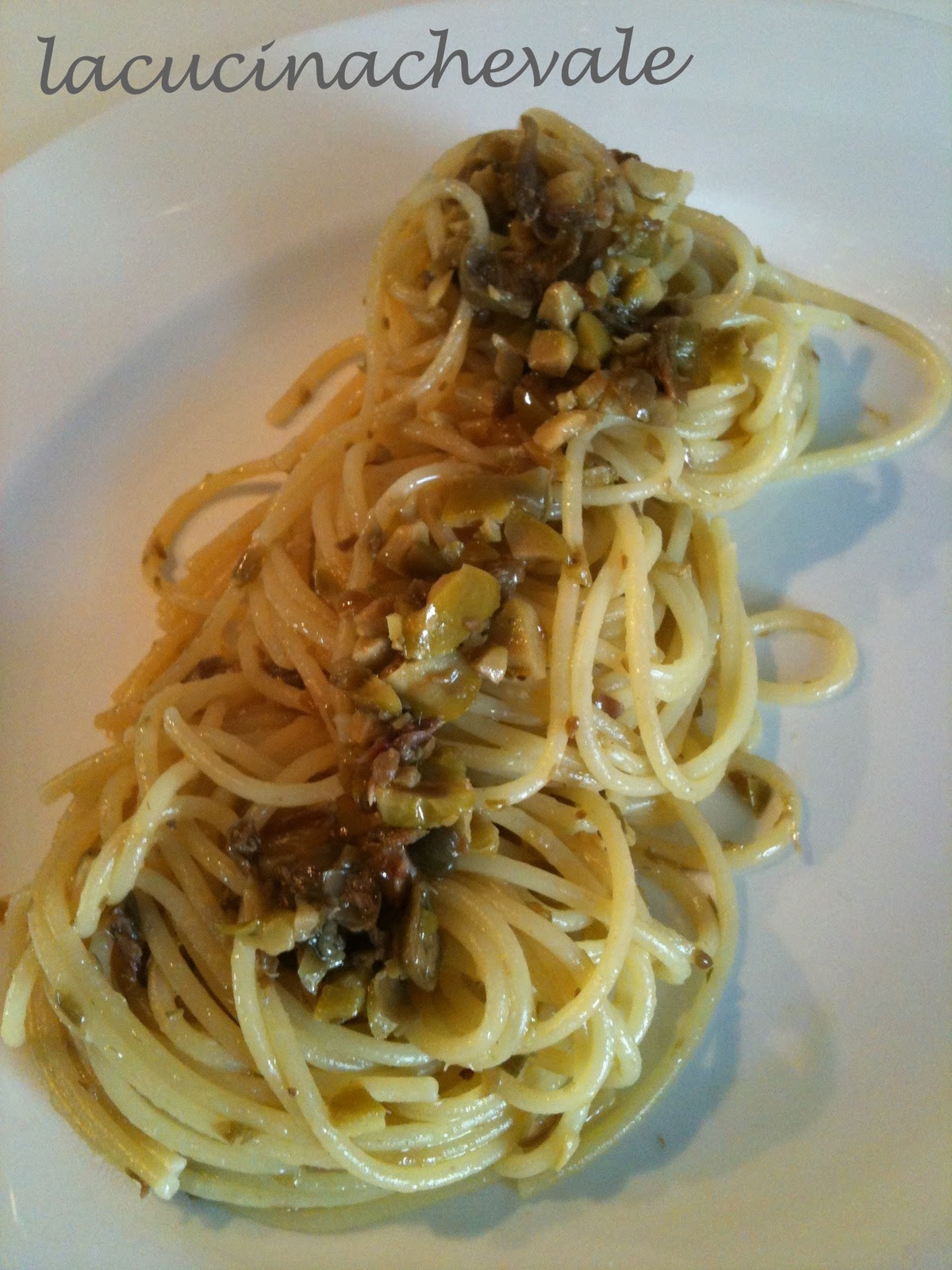 SPAGHETTI CON ACCIUGHE, CAPPERI E OLIVE in bianco La Cucina che Vale