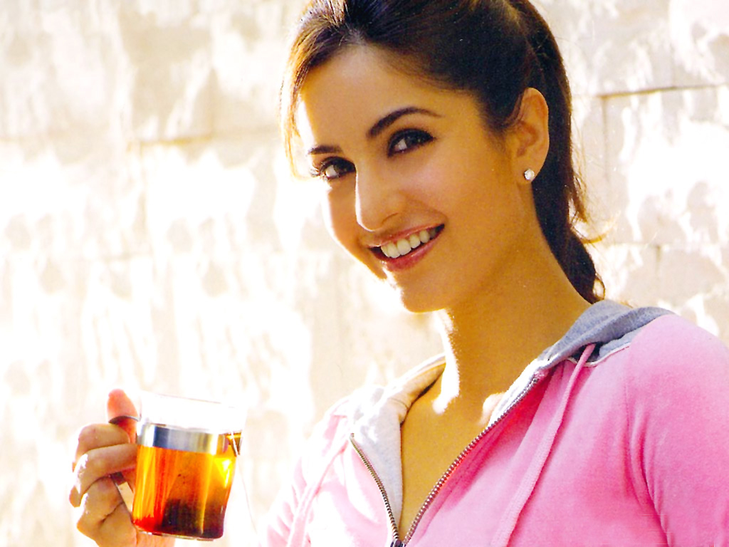 http://2.bp.blogspot.com/-w4U297LBz_w/Tcu2k-V_RNI/AAAAAAAAACc/2p0Fa5vV3DI/s1600/Latest%2BBollywood%2BActress%2BKatrina%2BKaif%2B%2BWallpapers.1jpg.jpg