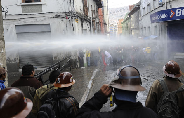 de bomberos y decenas de efectivos policiales con agentes quÃ­micos