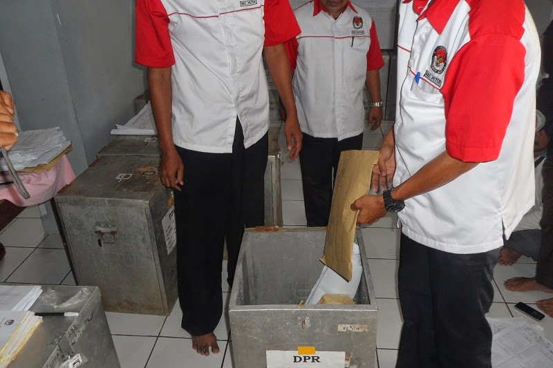 CLICK TO ENLARGE Gambar Kegiatan PPS Desa Mekar Baru Kecamatan Petir pada Pemilu 2014