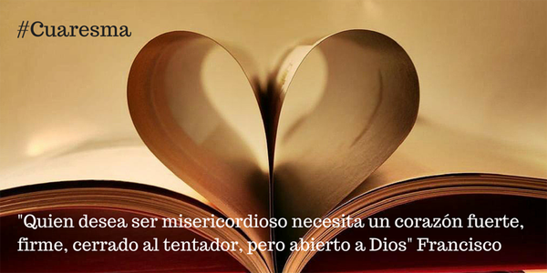 frase_papa_misericordia unas hojas de un libro dobladas y frase sobre misericordia del papa francisco