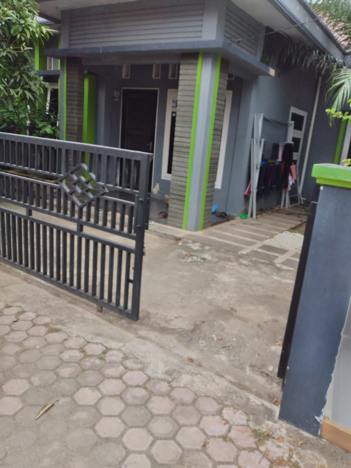 Rumah plus perabotan lengkap dijual Rp.650 juta. Tiga kamar tidur