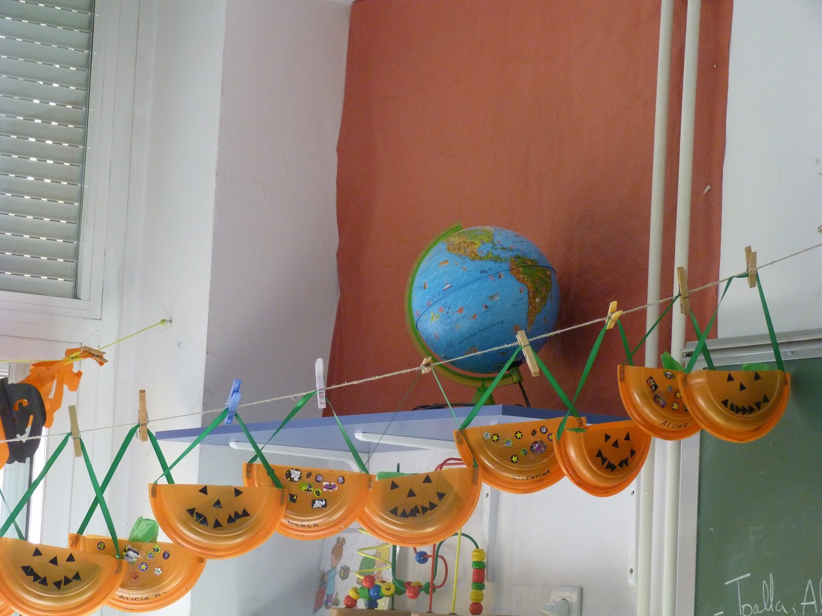 Creciendo Felices - 🎃MESA SENSORIAL HALLOWEEN🎃 . Arañas🕸, cucarachas🕷,  gusanos🐛, recipiente y utensilios para trasvases y bolas de hidrogel  naranjas y negras. . En clase tengo otra preparada para  mañana☠👻☠👻☠👻☠👻☠👻. . #Halloween