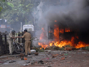 la proxima guerra protestas violentas disturbios en mumbai india coches ardiendo