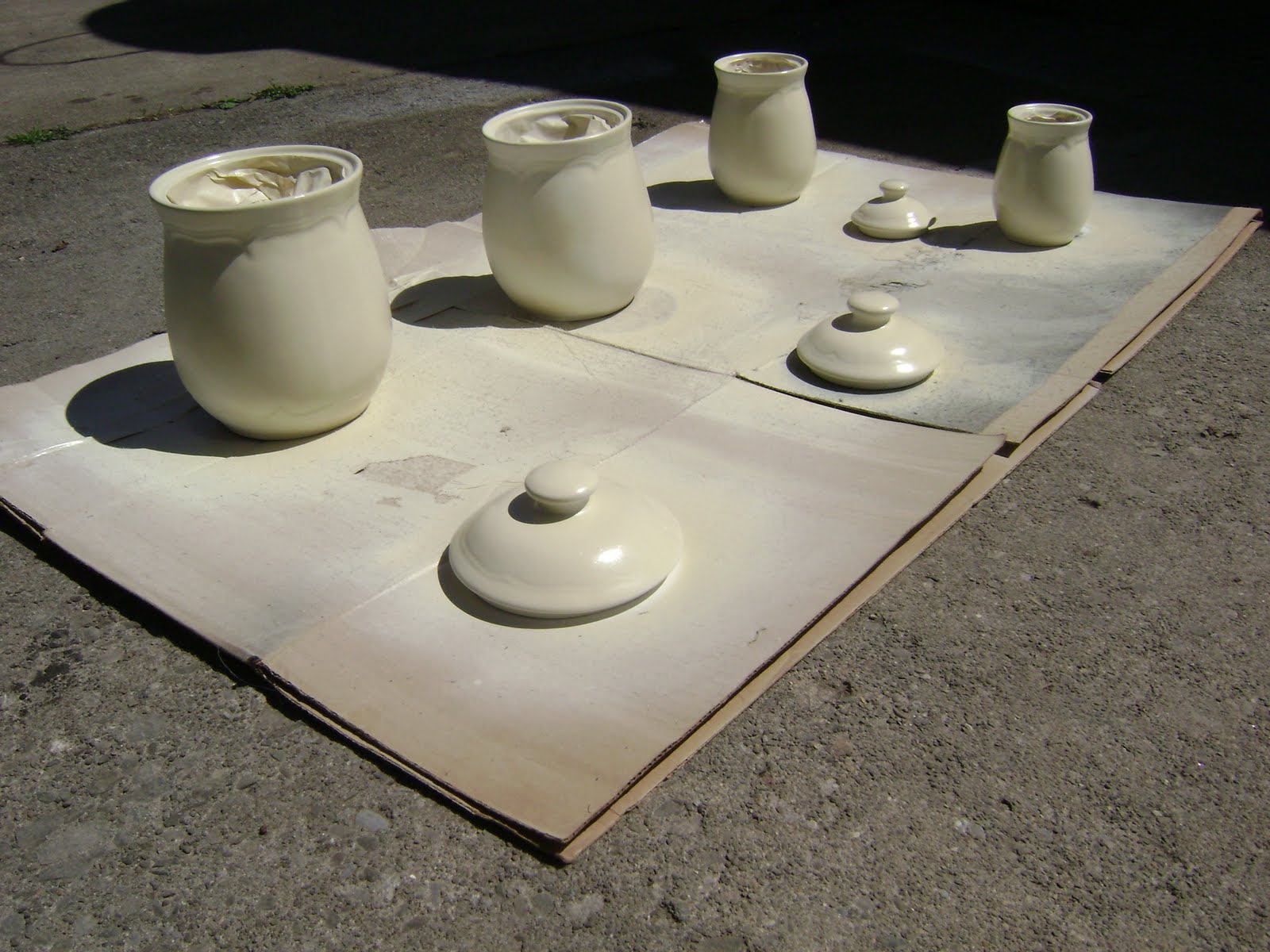 Riparata... Spray Painting Ceramic My New Kitchen Canisters