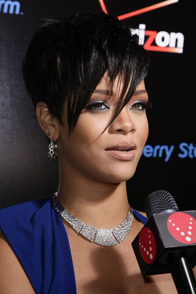 rihanna short hair 2009. RIHANNA SHORT HAIR 2009