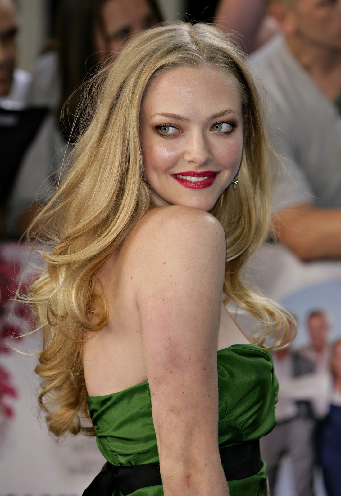 Amanda Seyfried Hot Cleavage Show Off HQ Photos at Mamma Mia UK Film