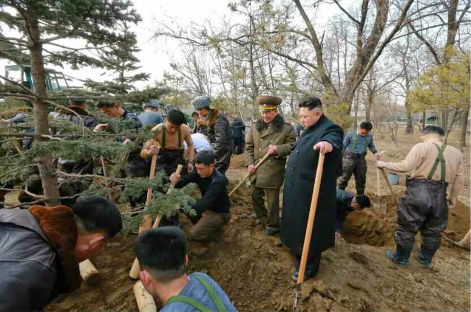 النشاطات العسكريه للزعيم الكوري الشمالي كيم جونغ اون .......متجدد  - صفحة 2 Kim%2BJong-un%2Bvisited%2Bthe%2BKorean%2BPeople's%2BArmy%2BGolden%2BHelmet%2Bforce%2B10