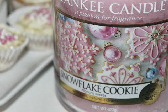 Snowflake cookie candle yankee adore fragrances festive launch brands much christmas Yankee Snowflake Cookie Candle Review | The Sunday Girl