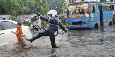 http://2.bp.blogspot.com/-wGa4LTLqCwQ/UPireQo24SI/AAAAAAAAK2I/QTN05OFkYc0/s1600/Jakarta+Flood+2013++(27).jpg