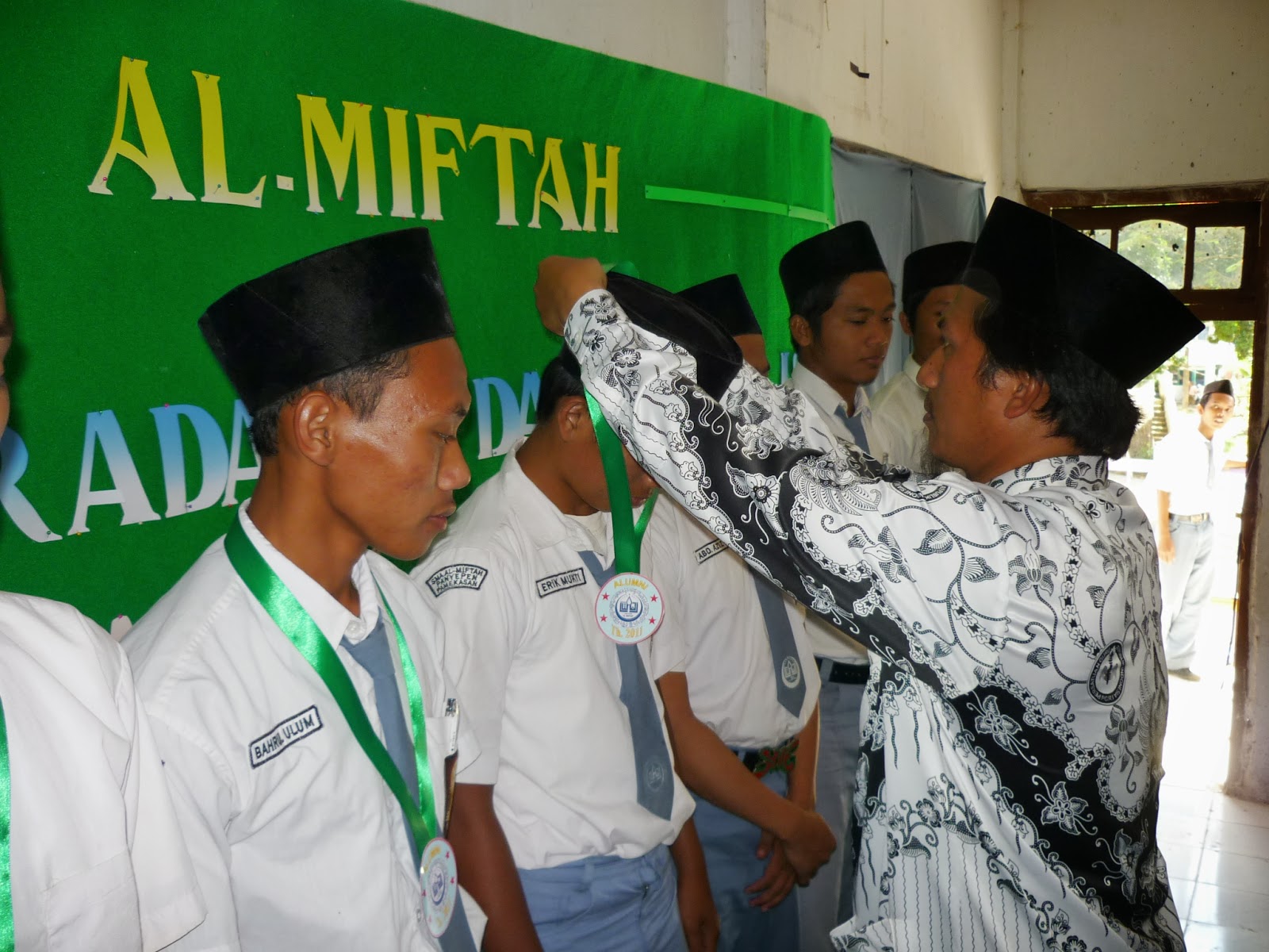 SMA ALMIFTAH PAMEKASAN Lepas Pisah dan Penyerahan Ijazah