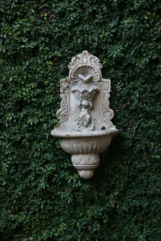 wall fountain