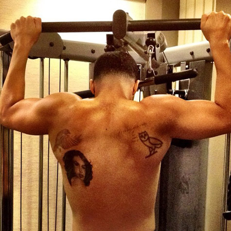 DRAKE WORKS OUT IN GYM and shows off his dope tattoos 2012 0706 Mohit 