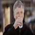 Bill Gates prova água feita de fezes humanas