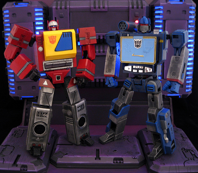 mundo transformer Custom Blaster vs. Soundwave.