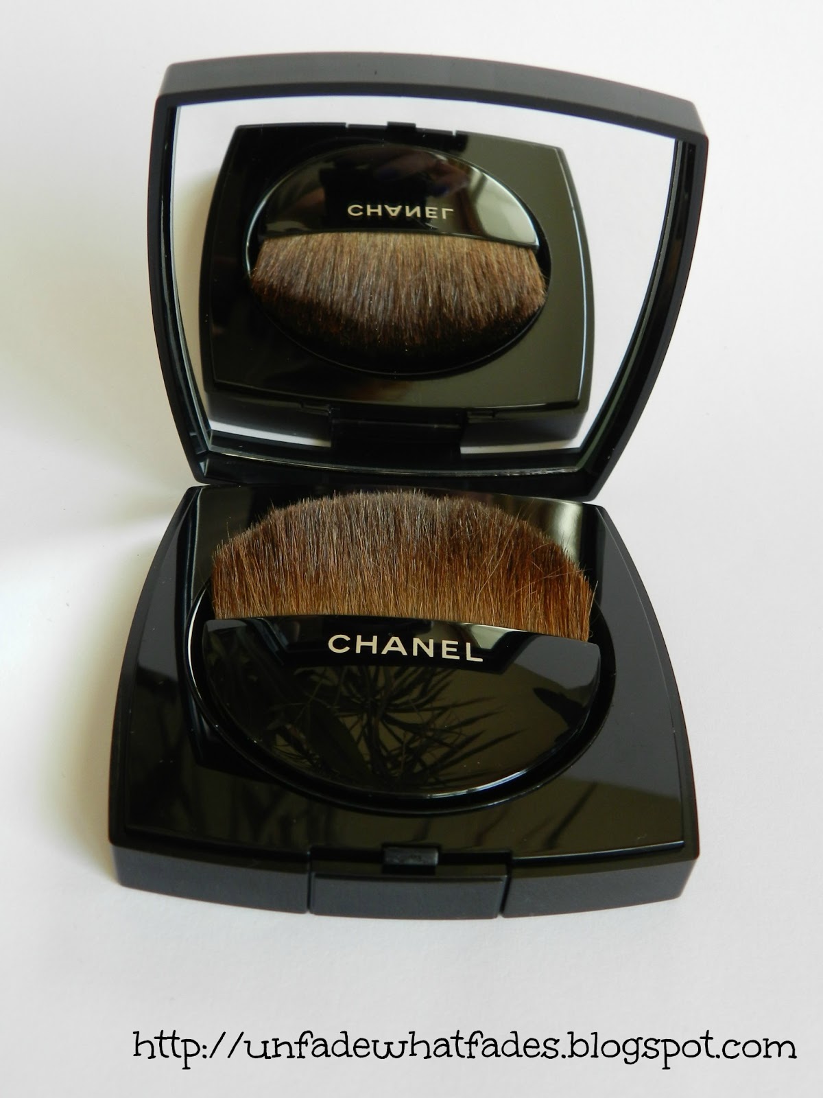 Unfade what fades: Chanel Les Beiges Healthy Glow Sheer Powder #20